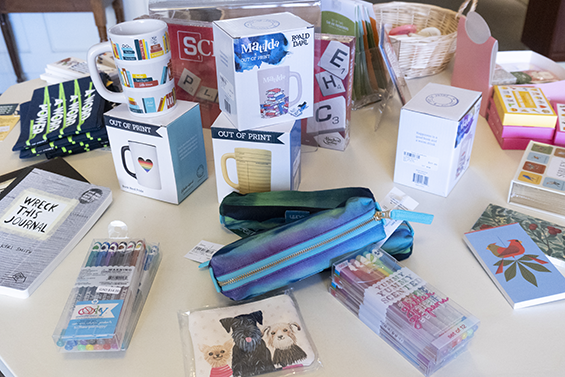 Stationary items laid out on a table.