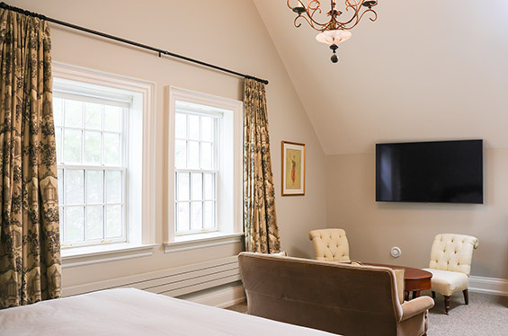 View of the sitting area with television in a bedroom at Petit Pont Guest House at Grafton Village Inn