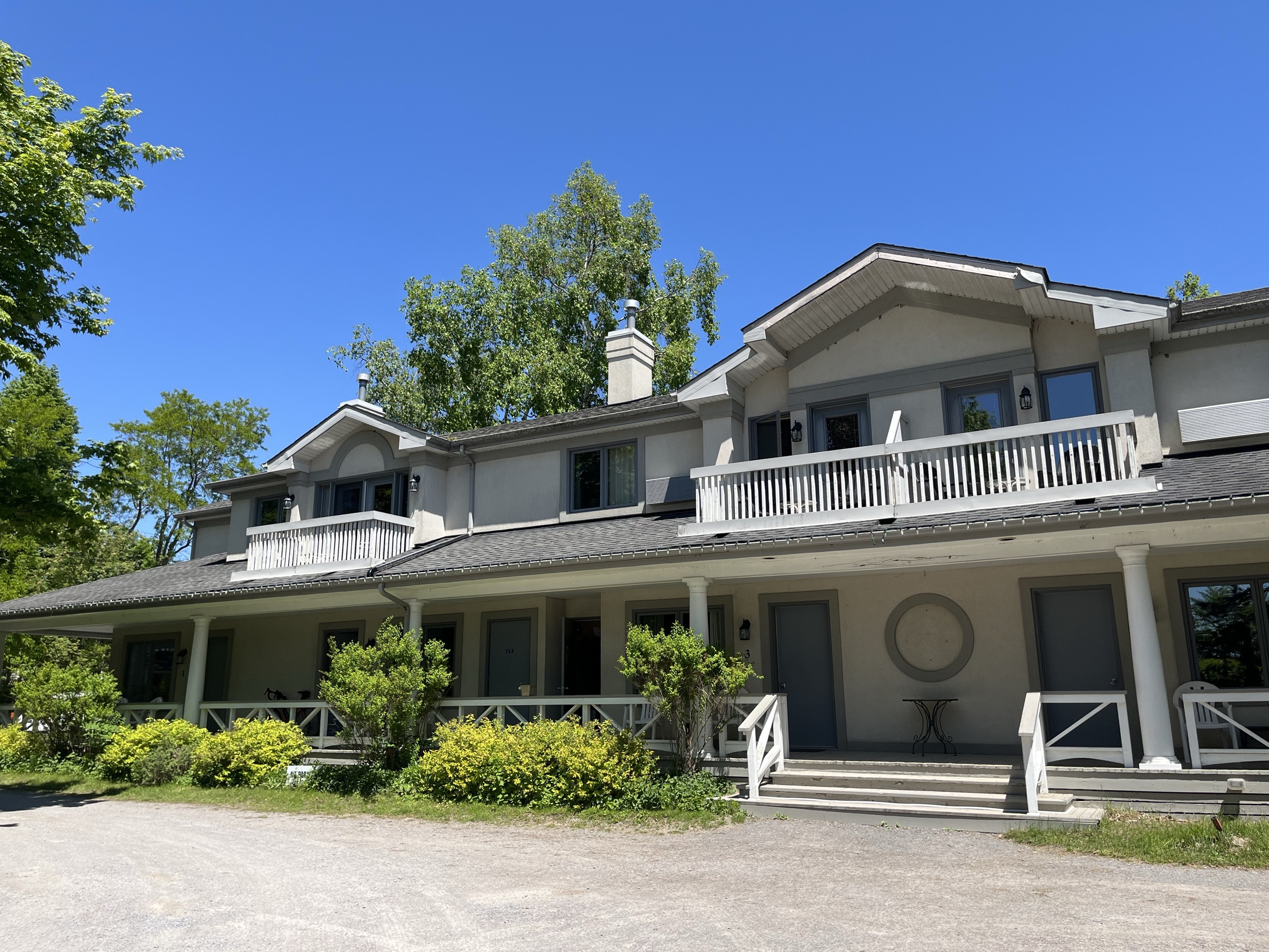 Photo of Breakers Motel on the Lake.