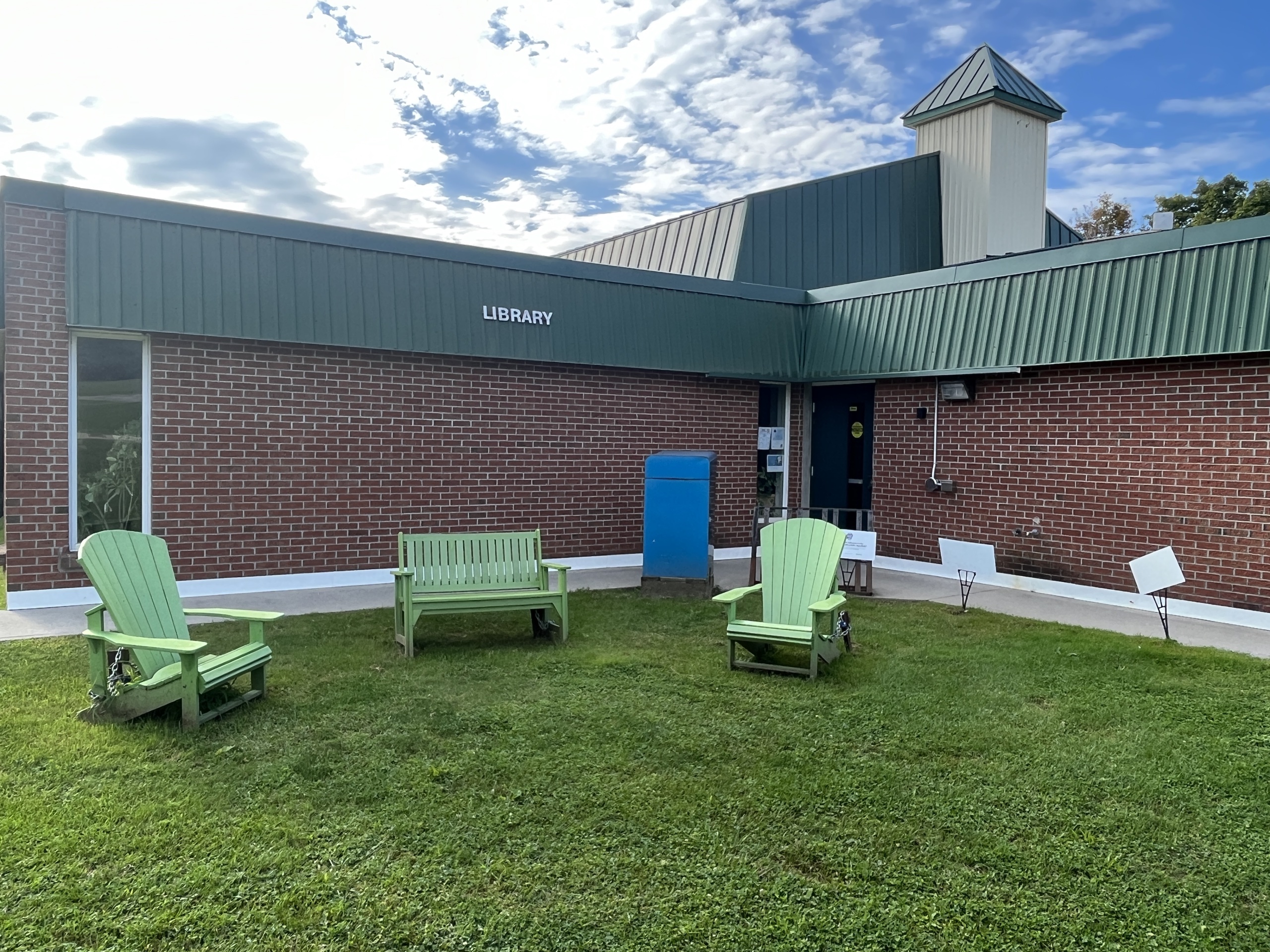 Photo of the outside of the Roseneath Library.