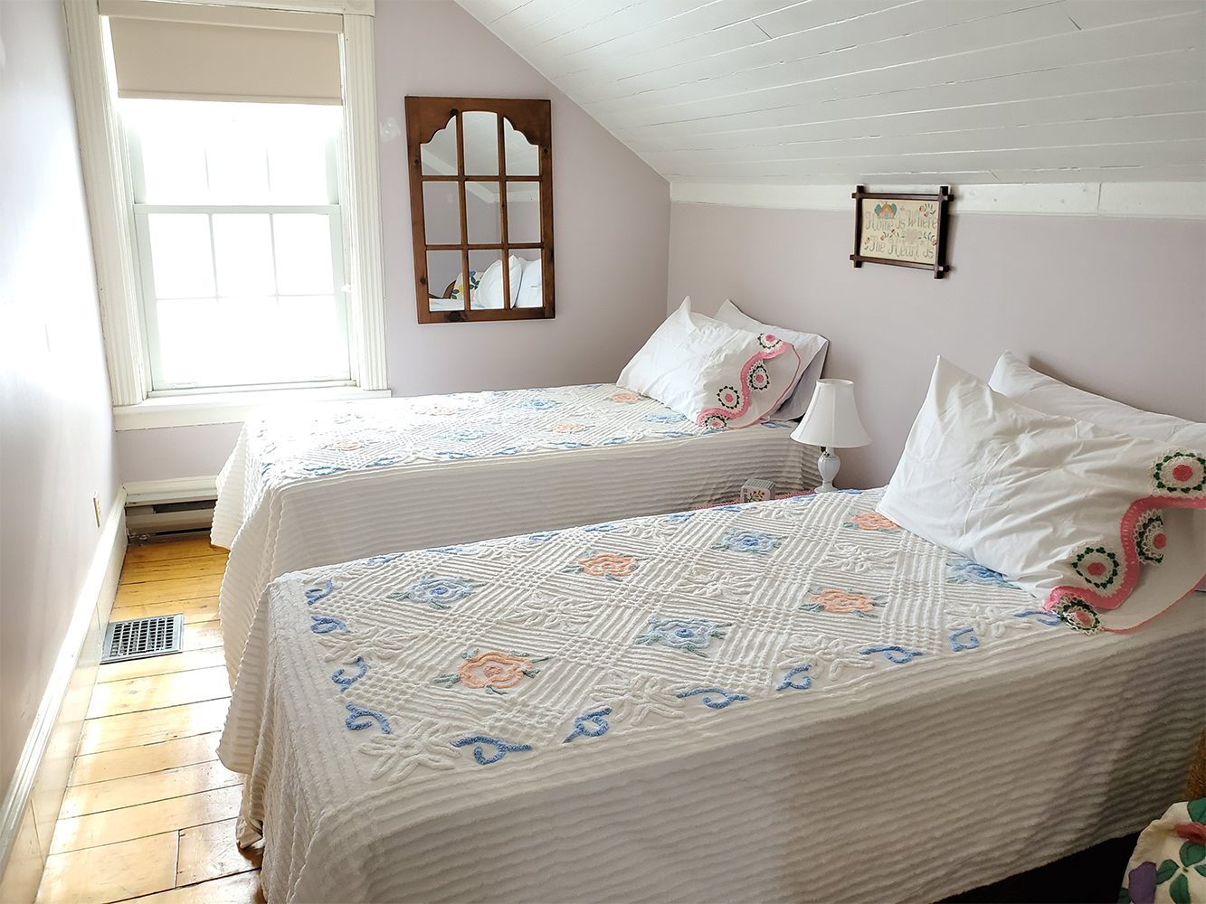 2 twin beds with white quilts in a bedroom at a retreat